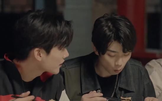 周柯宇 张嘉元又被骂?食物吃一口直接扔队友盘里,周柯宇的反应太圈粉