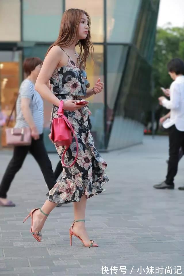 单品 街拍路人,散发出迷人气息的一条单品连衣裙,你值得拥有