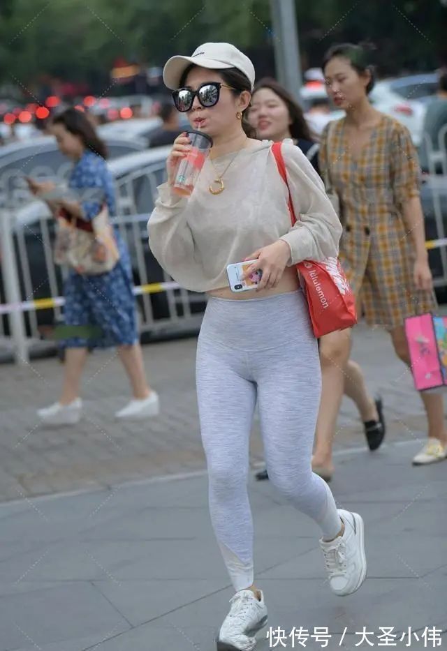 马甲 美女街拍:简约打底裤穿起来气质优雅高贵,款式时尚,舒适简约