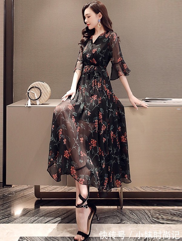 连衣裙|夏季减龄碎花大裙摆的连衣裙,美得无与伦比