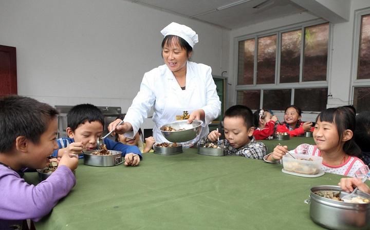 食堂员工|用脚洗菜，在炒菜锅里洗拖把，学校食品安全问题，该来一波严打了