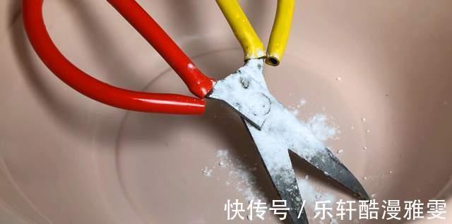 摩擦|剪刀生锈变钝教你一个小妙招，一个易拉罐，剪刀立马锋利如新