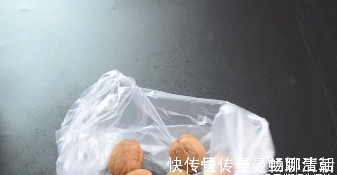 塑料袋|剥核桃谁还用工具剥 聪明的她一个塑料袋就搞定了, 方法简单又实用