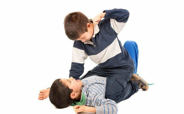 照片|宝妈带娃吃饭的照片惹争议,育儿日记:别把你的爱,变成“砒霜”