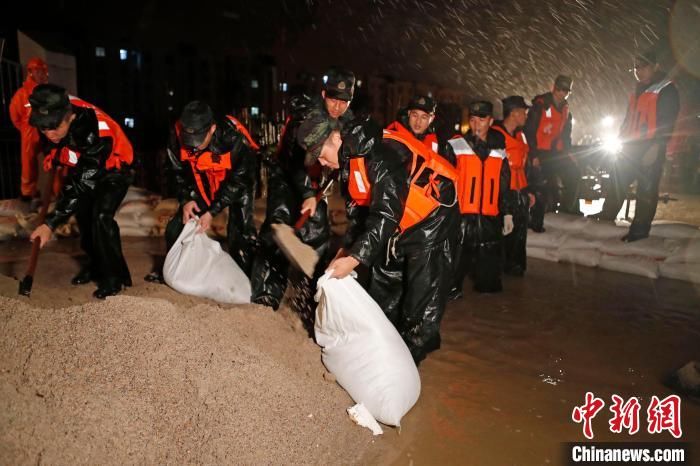 燃眉之急|台风过境引发居民区内涝 上海武警雨夜驰援解燃眉之急