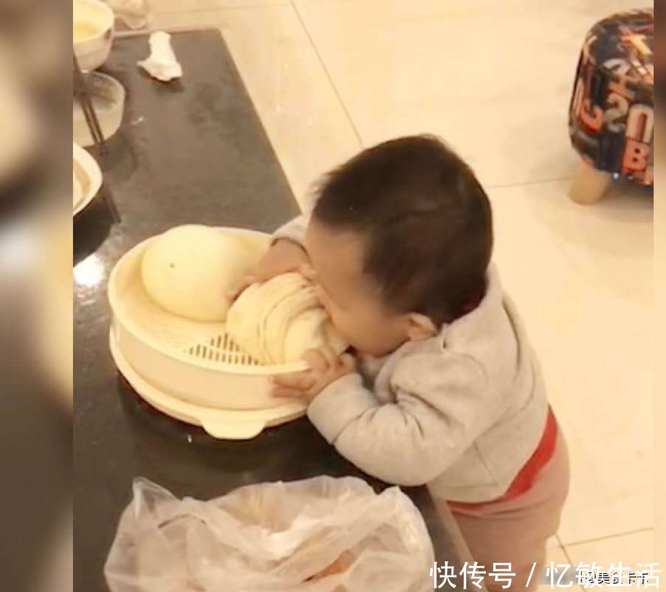 花卷|宝宝看附近没人,下一秒萌翻众人,网友:看把孩子给饿的!