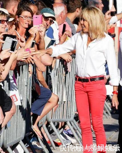 小姐姐|布丽吉特整容后更自信同马克龙出游亲密似挂件,撒起娇来齁甜蜜