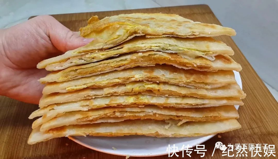 以后鸡蛋饼就这么做，教你简单做法，个个鼓大泡，一次成功不失败