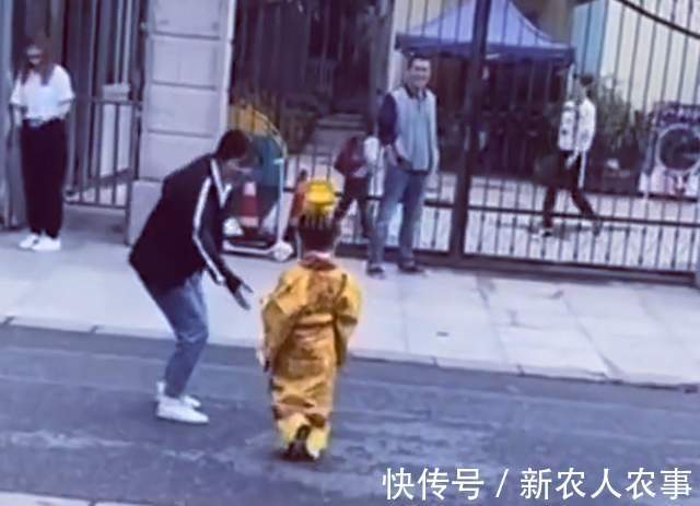 萌娃$江苏一幼儿园萌娃火了,穿皇帝装参加汉服活动,老师和同学看懵了