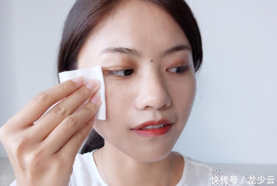 女人晚上护肤,再懒也别犯这4个错误,不仅白费功夫还伤害皮肤