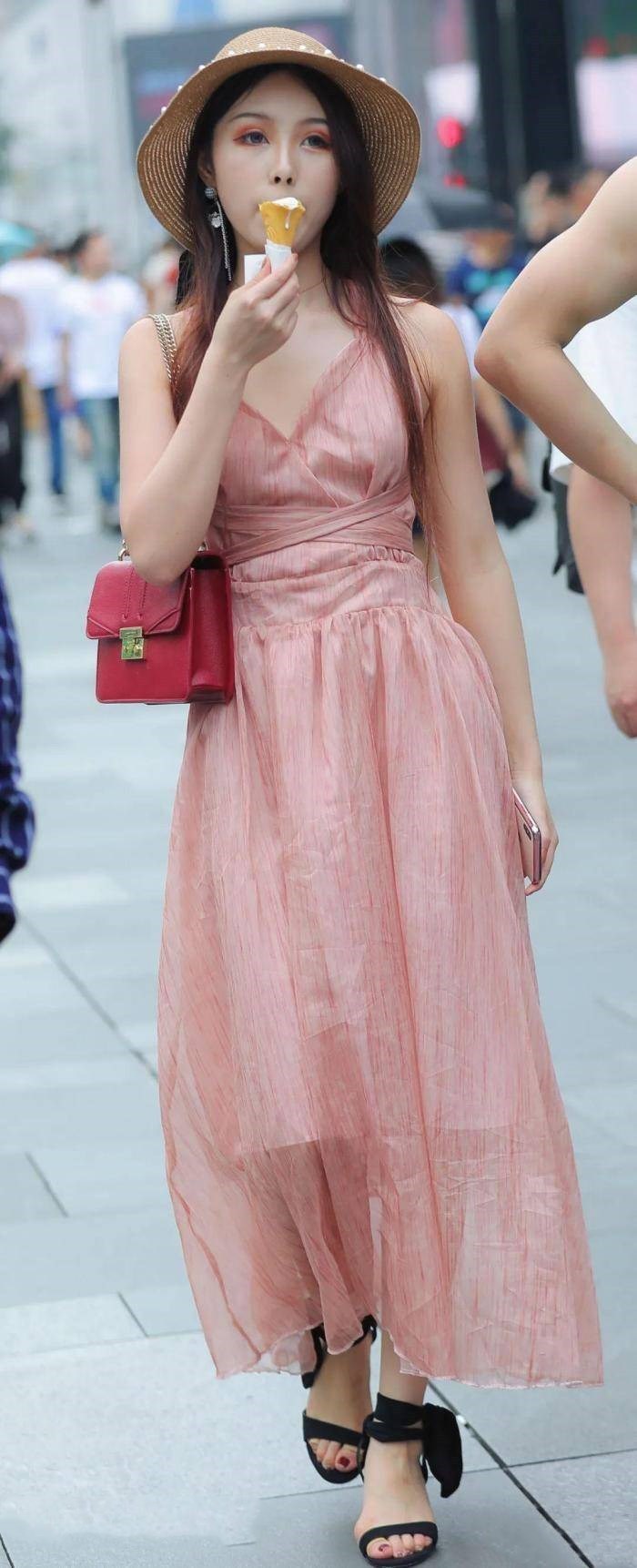 粉色的连衣裙,只见她还吃着冰淇淋,真是个精致的小可人