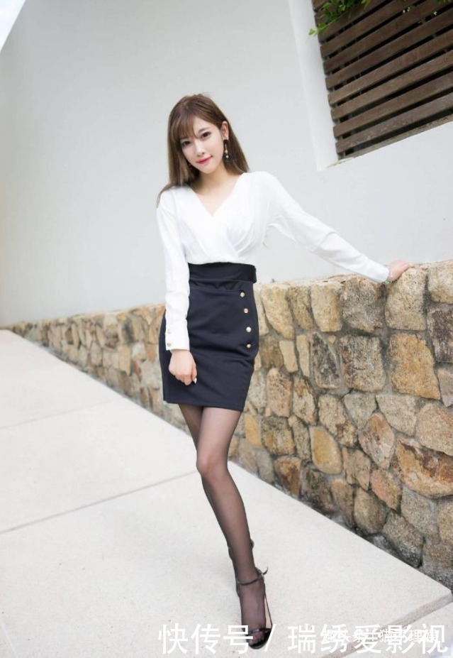 黑色编排扣超短裙,搭配黑丝高筒袜,如饮“二锅头”