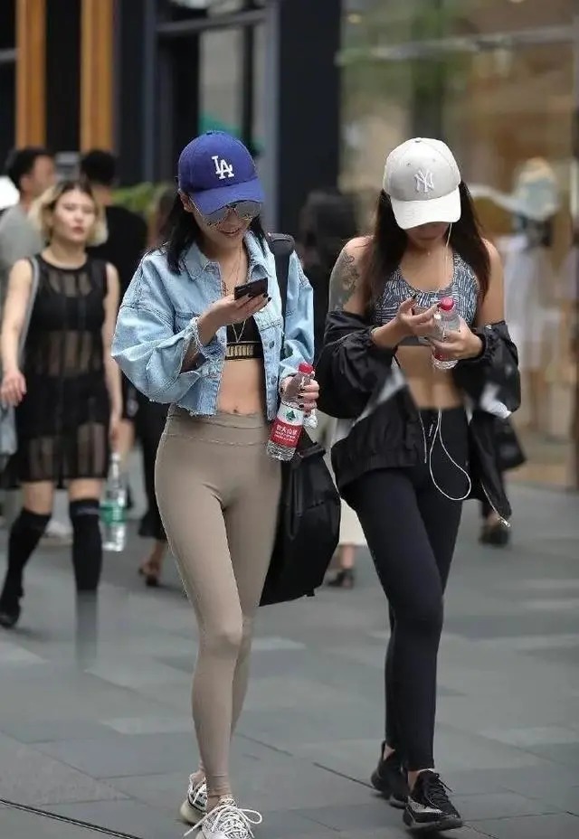 半身裤 灰色打底裤搭配时尚短款吊带,突出身材比例,展现大长腿