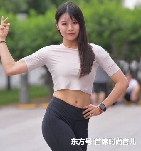 身材|街拍穿搭打底裤的小姐姐,身材曲线完美,气质十足