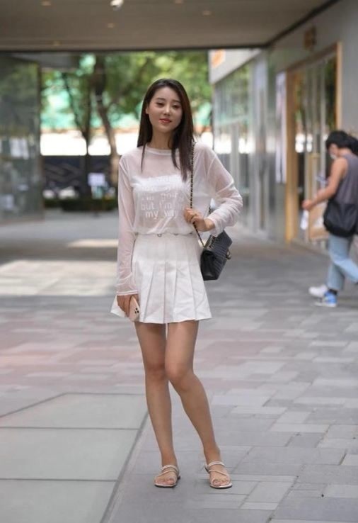 牛仔裤 穿着卡其色,时尚而老成,充满高级感