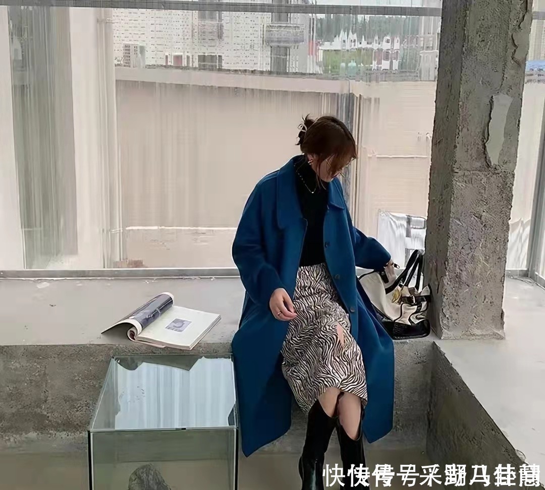 雾霾蓝大衣不流行了,最近大火的“海蓝色大衣”,这样搭配真好看