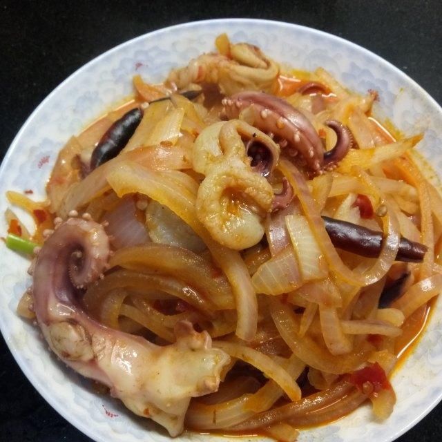 辣炒鱿鱼须，滋味十足，下酒下饭
