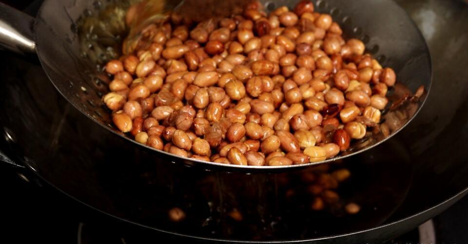 油炸花|炸花生米时,直接下锅就错了,多加这一步,花生又香又脆不返潮