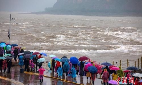 雨中的黄河壶口瀑布：波涛汹涌气势磅礴