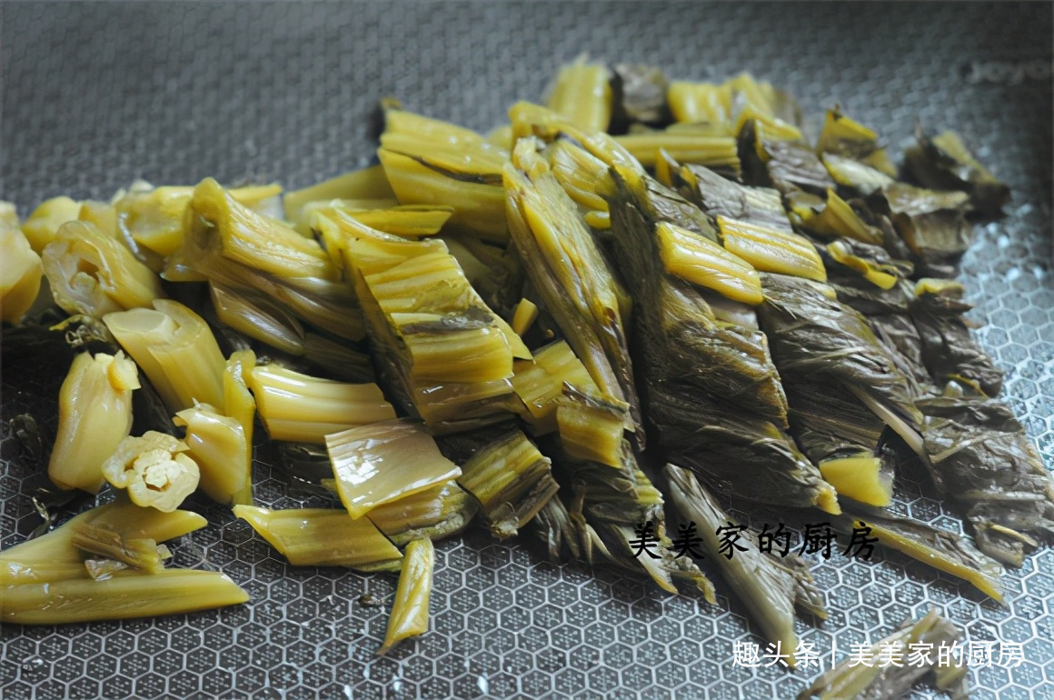 秋天干燥,一道“土匪菜”常上桌,3种食材1锅烧,好吃又养胃!