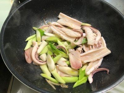 蒜苗炒鱿鱼的做法,鱿鱼这样炒最香,百吃不厌的下饭菜做法超简单
