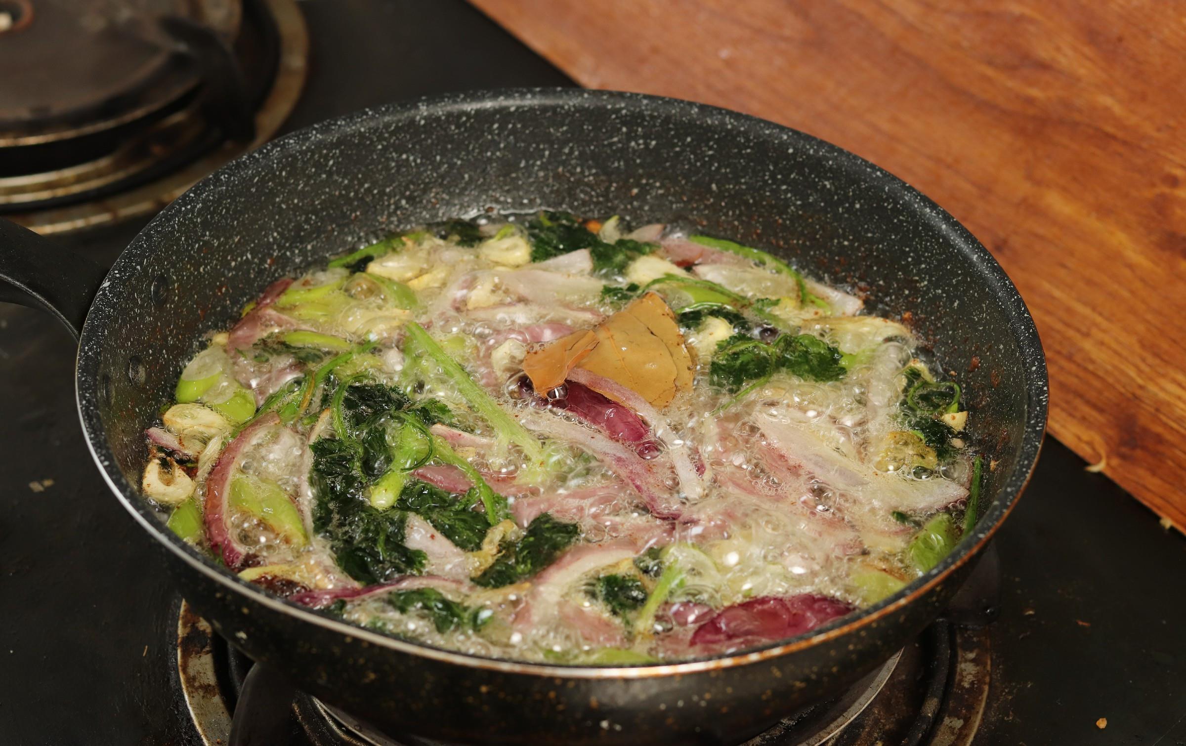 炸辣椒油,直接泼热油就“废”了,记住2点,辣椒油又香又辣