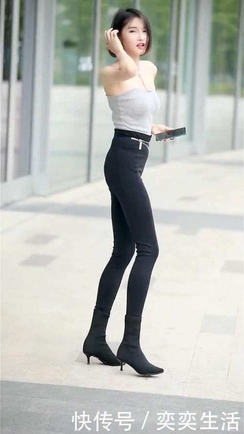 街拍|街拍白色挂脖背心搭配牛仔裤,穿出绝佳气质美女,大长腿真的抢镜