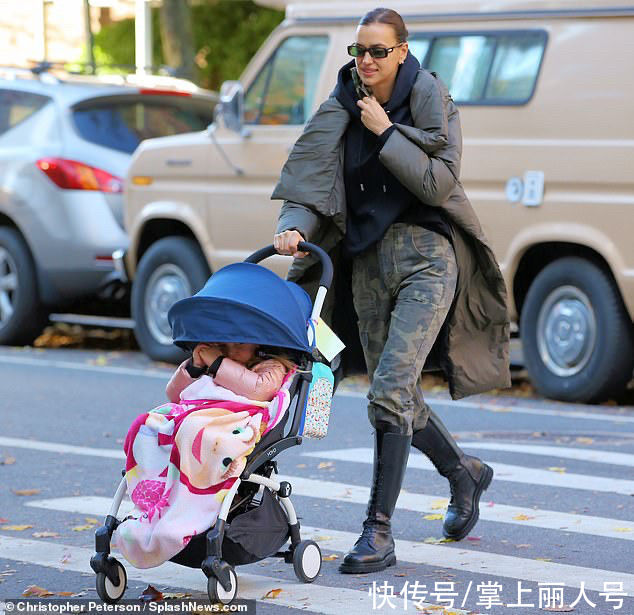  标配|时髦妈妈伊莉娜和女儿纽约街头漫步，又换长款棉袄，机车靴是标配