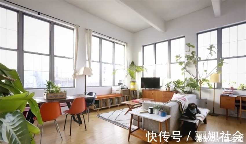 夫妻俩|夫妻俩住进83㎡阁楼公寓，书架墙当隔断，现代乡村风又暖又舒适