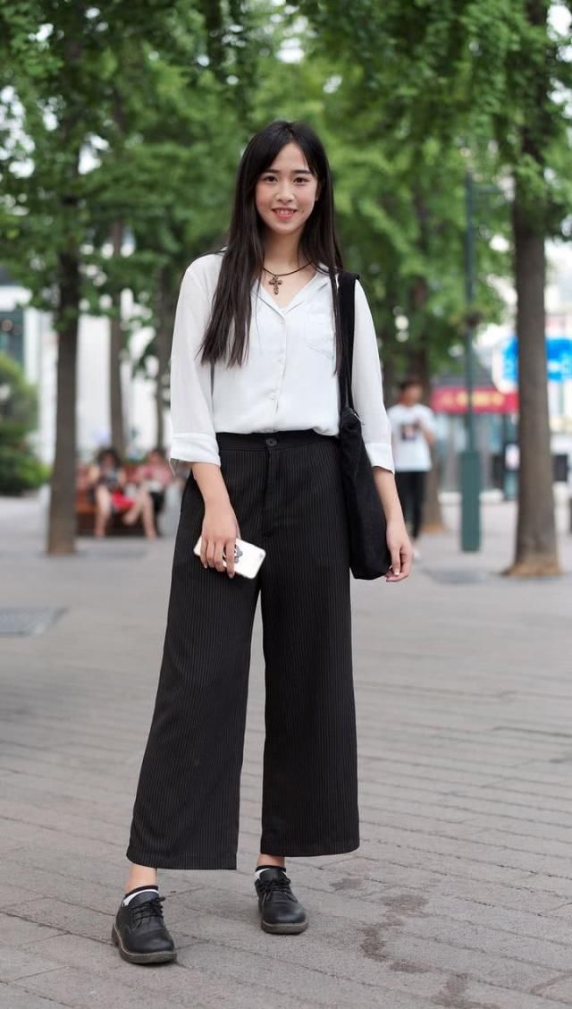 简洁又清爽的感觉，舒适又婉约的阔腿裤，走到哪都是一抹风情