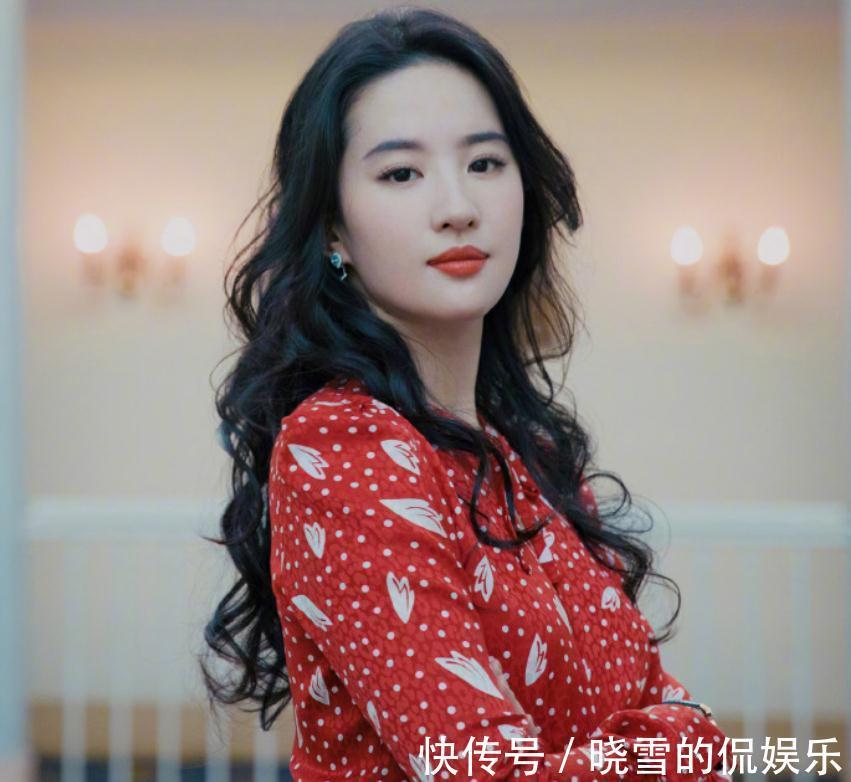 脸型 女人过了48岁尽量少烫“大妈卷”,推荐这5种发型,时髦显气质呀