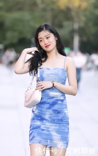 展示|一袭蓝色吊带包臀裙,展示小姐姐的独特魅力,这气质堪称绝美