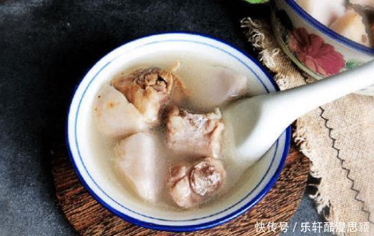 炖排骨汤,焯水还是直接炖牢记关键3步,肉嫩汤鲜,不柴不腥气