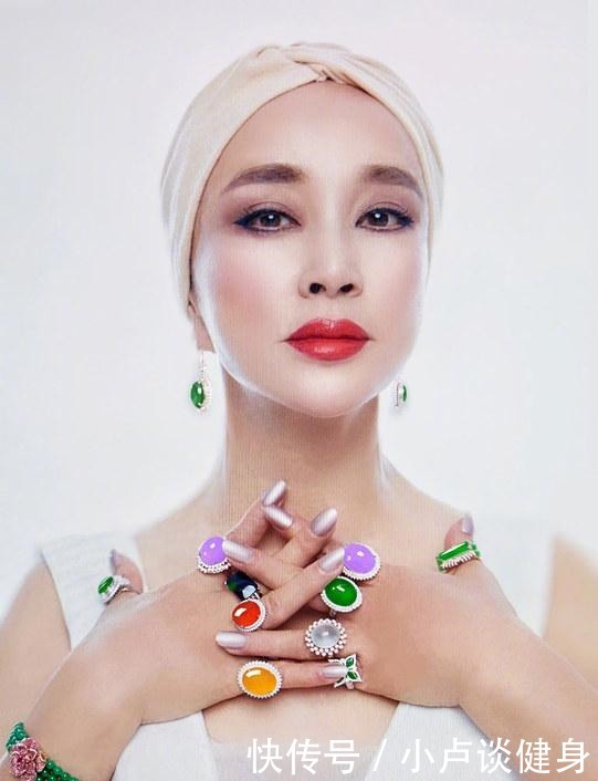 伏案|刘晓庆戴巨型翡翠伏案写书法,翡翠项链不重样,怎么这么有钱