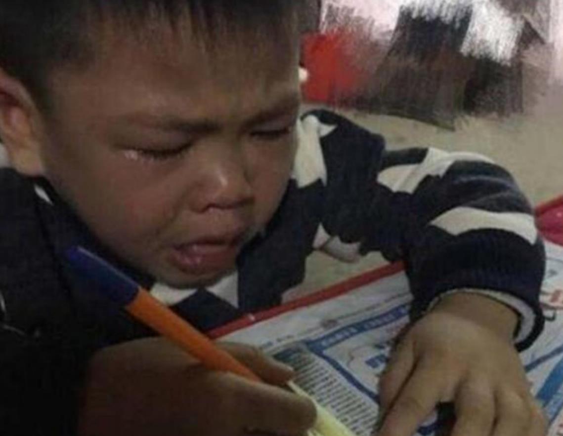 孩子|男孩名字足足“103笔”,考场急得大哭,监考老师:我也写不来