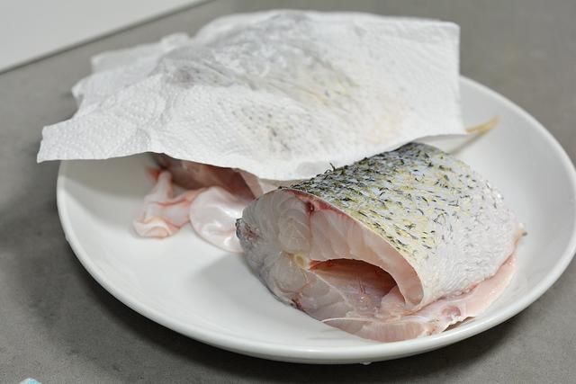 啤酒炖草鱼真够味，肉嫩汤浓，用电饭煲炖省心省事营养不流失