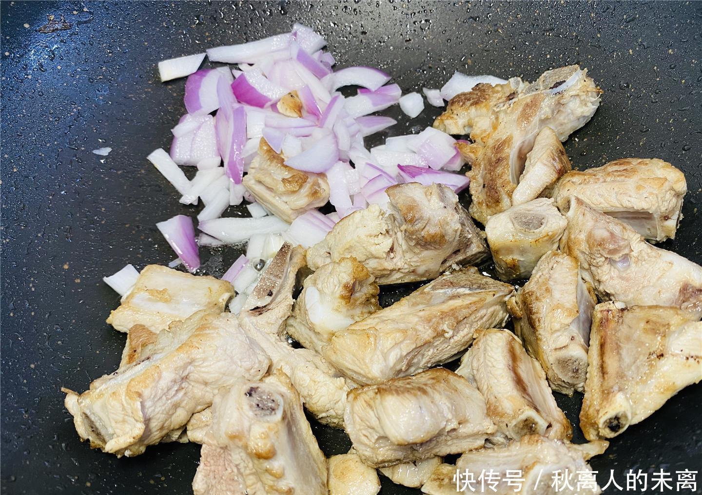 蚝油3勺|有肉有菜烹饪简单,超好吃的排骨腊肠焖饭,厨房小白也能轻松驾驭