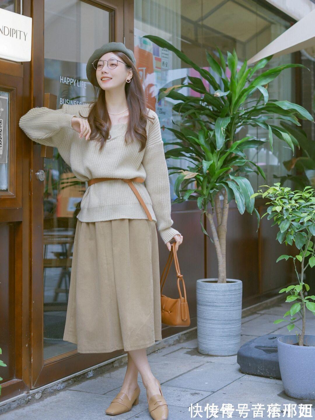 冬季 紧身裤过时了,这个冬季流行“毛衣+半身裙”,轻松穿出不俗气质