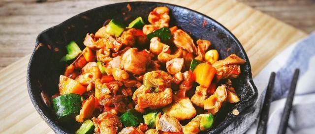 宫保鸡丁，做法简单，营养丰富，鲜嫩入味，老少皆宜