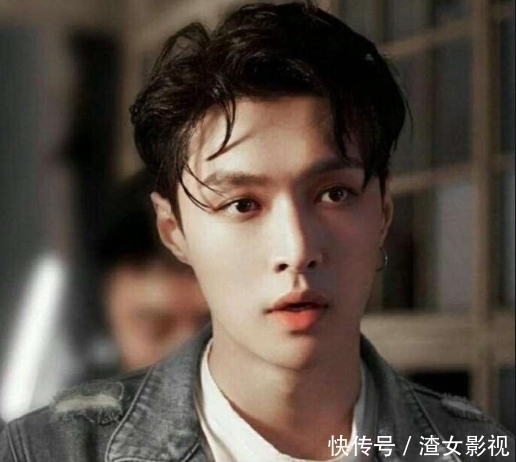 超级明星 张艺兴有多低调?录《向往》穿军大衣,脚上的鞋,农村人都不穿了