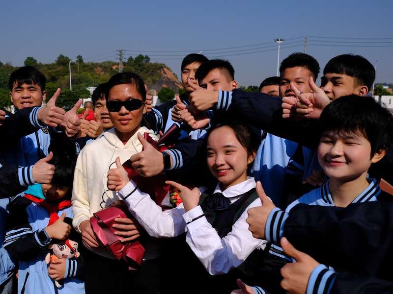 学校|东京残奥会冠军刘翠青回母校，重现学生时代短跑场景