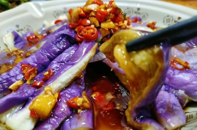 做蒸茄子,切开后不要直接蒸,学会1招,茄子不变色,好看又好吃