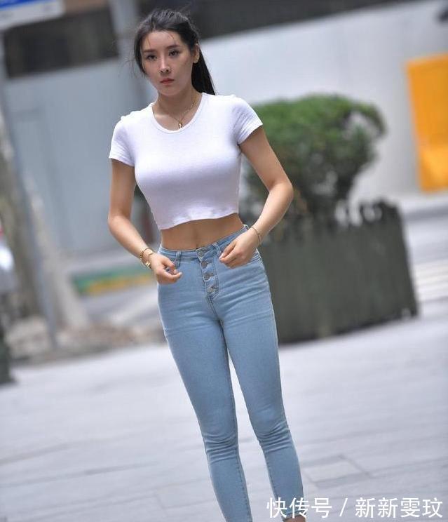 高跟鞋|黑色T恤搭配牛仔短裤，时尚简约有气质，穿出魅力十足的时尚感