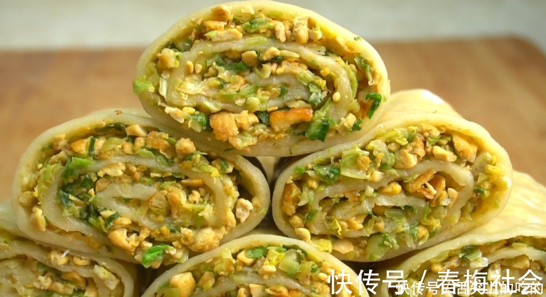 白菜这样吃真过瘾，不发面不烫面，一折一卷就搞定，比包子还好吃