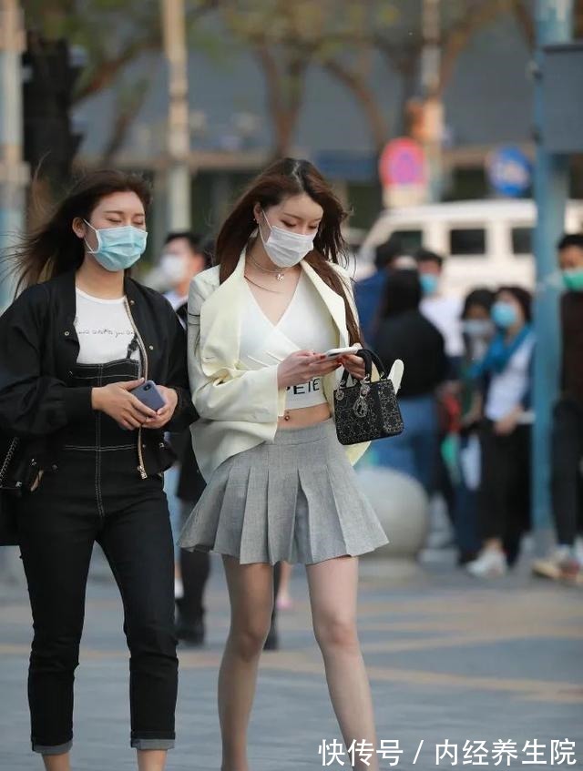 小姐姐 米白色休闲西装,搭配浅灰色百褶半身裙,穿出优雅女生的风格!