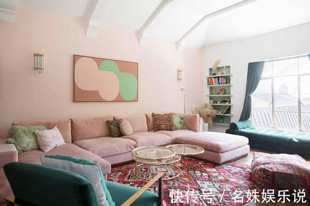 住进|比大白墙耐看,这个出租屋的墙面设计,仿佛住进了电影里