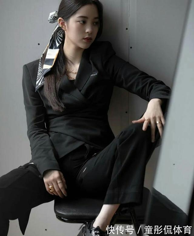 土褐色 孟晚舟终于走出别墅!穿修身针织衫腰身立显,搭配丝巾眼神太霸气