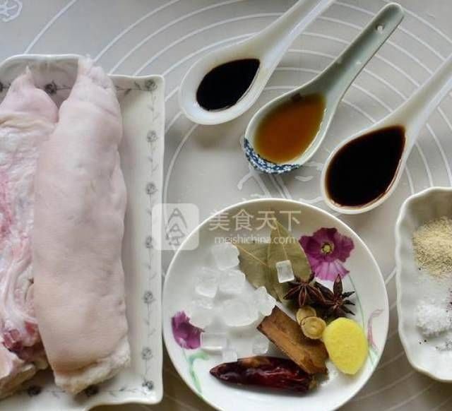 这是一个美味的卤猪蹄配方,芳香油腻,营养又美味