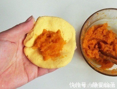 糯米粉|做南瓜饼时,只加糯米粉和糖就错了,如果少了它,不软糯还发硬