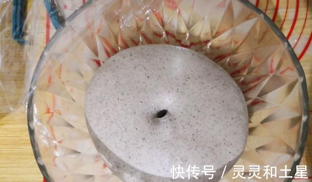 吸油纸|黑米别用来煮粥,做成面包,好吃又美味!